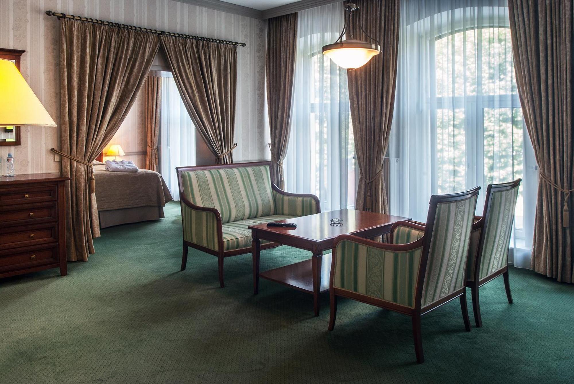 Executive Suite,1212441766:JPEG